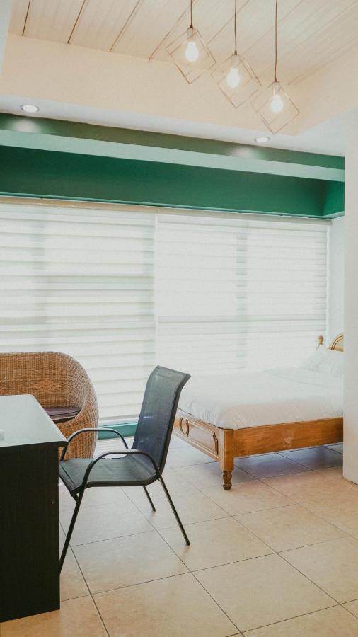 2428 Suites Urdaneta 外观 照片
