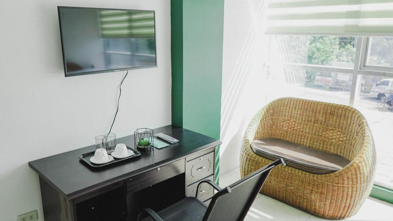 2428 Suites Urdaneta 外观 照片