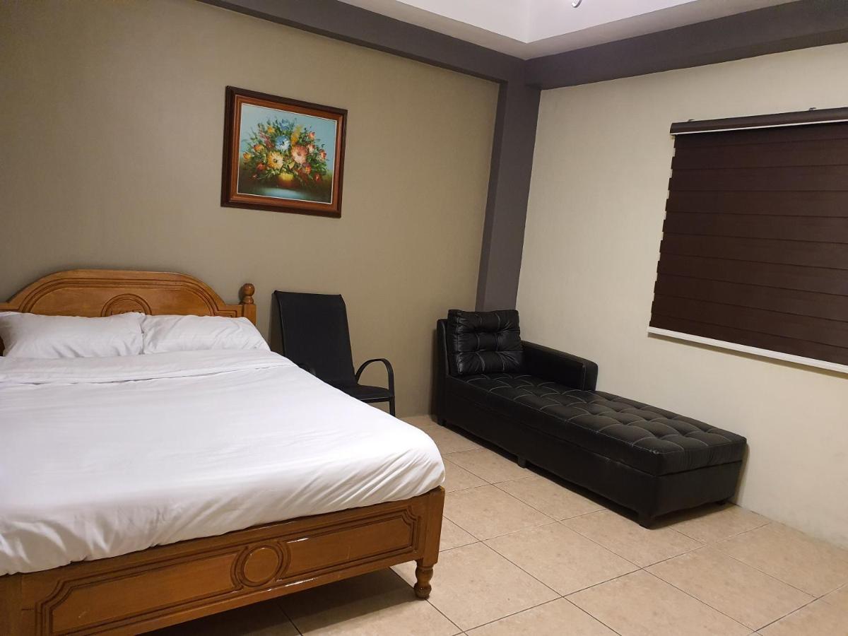 2428 Suites Urdaneta 外观 照片
